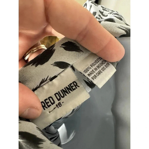 Alfred Dunner silver Leopard Print button down blouse Shoulder Pads Sz 18 - Picture 5 of 5